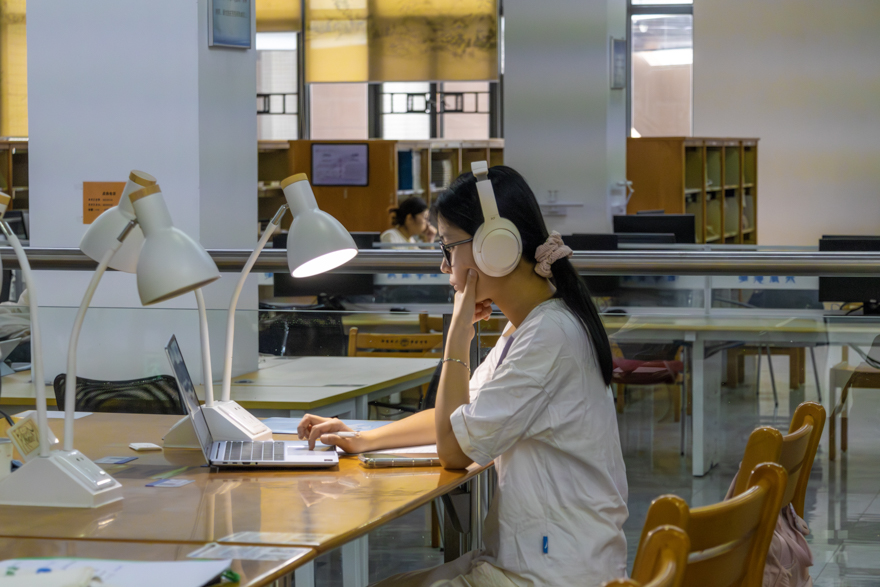 鎻愬墠杩旀牎锛屽湪鍥句功棣嗗涔犵殑瀛︾敓jpg